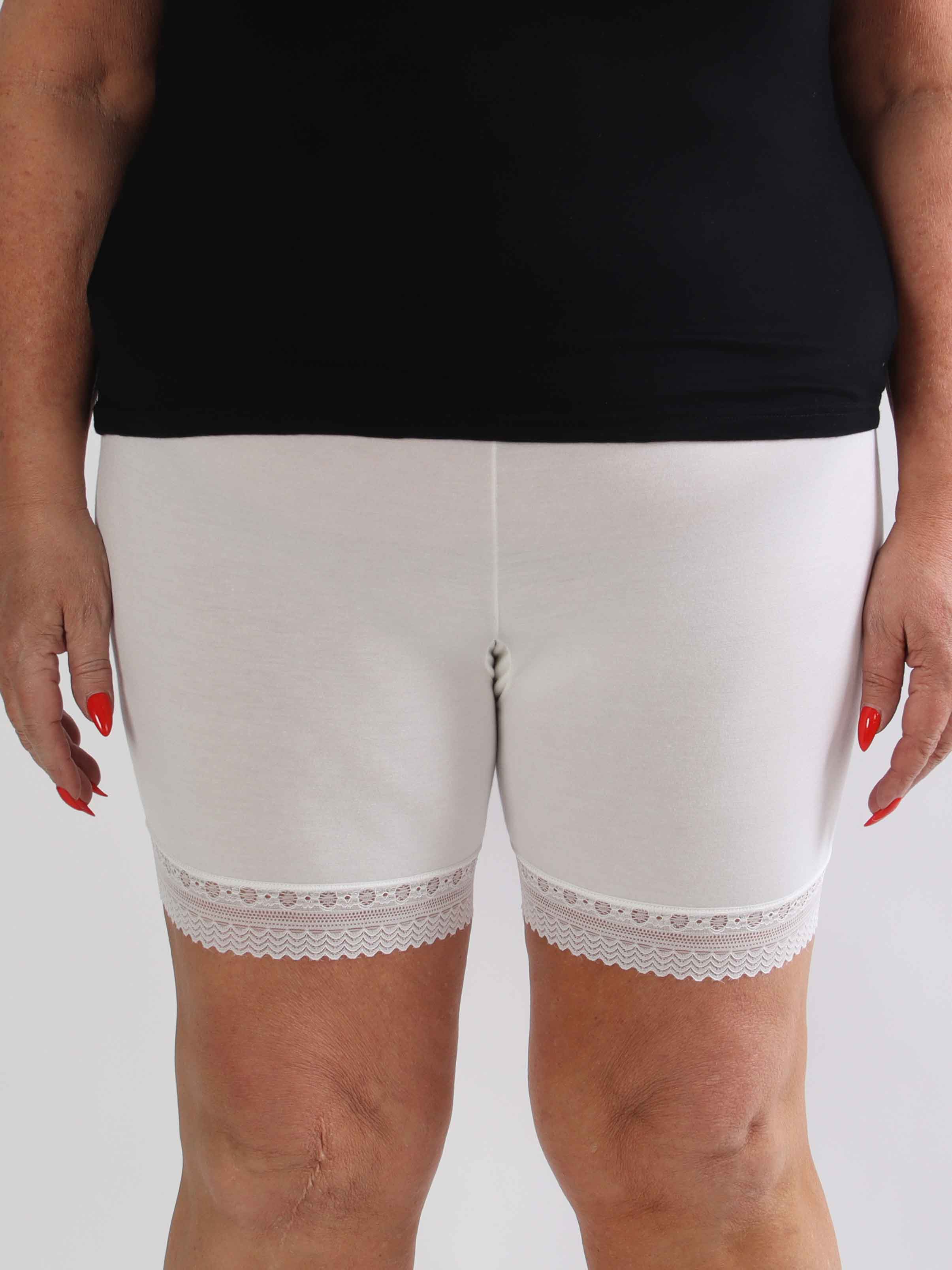 Rory - Bløde plus size cykelshorts i viskose med fin blondekant for et feminint touch